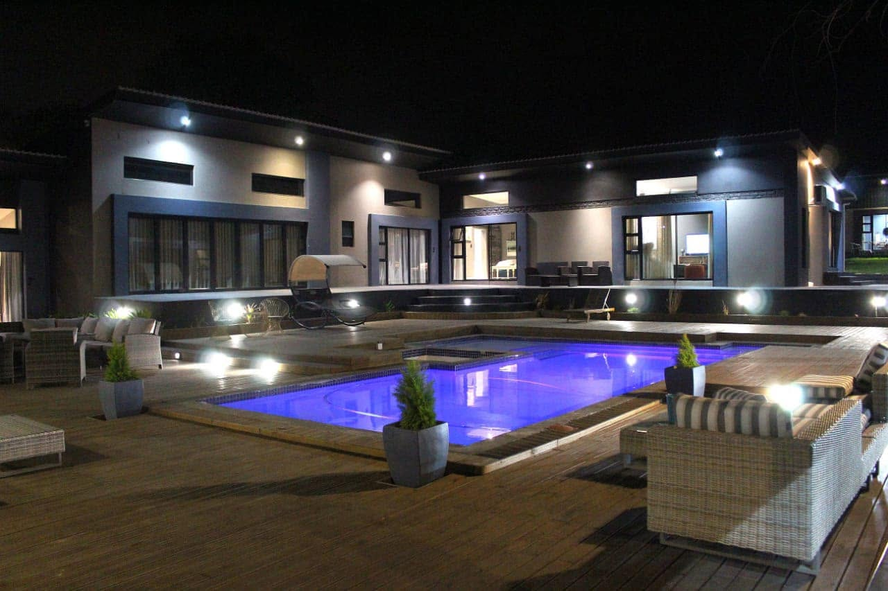 Outdoor Pool & Jacuzzi
